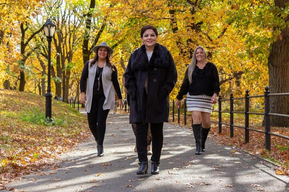 tre donne che camminano lungo un sentiero nel parco