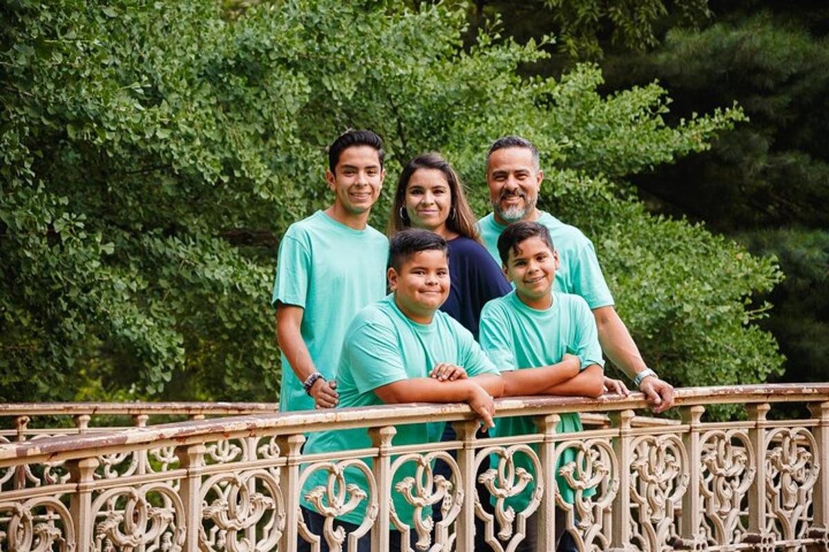 una famiglia posa su un ponte