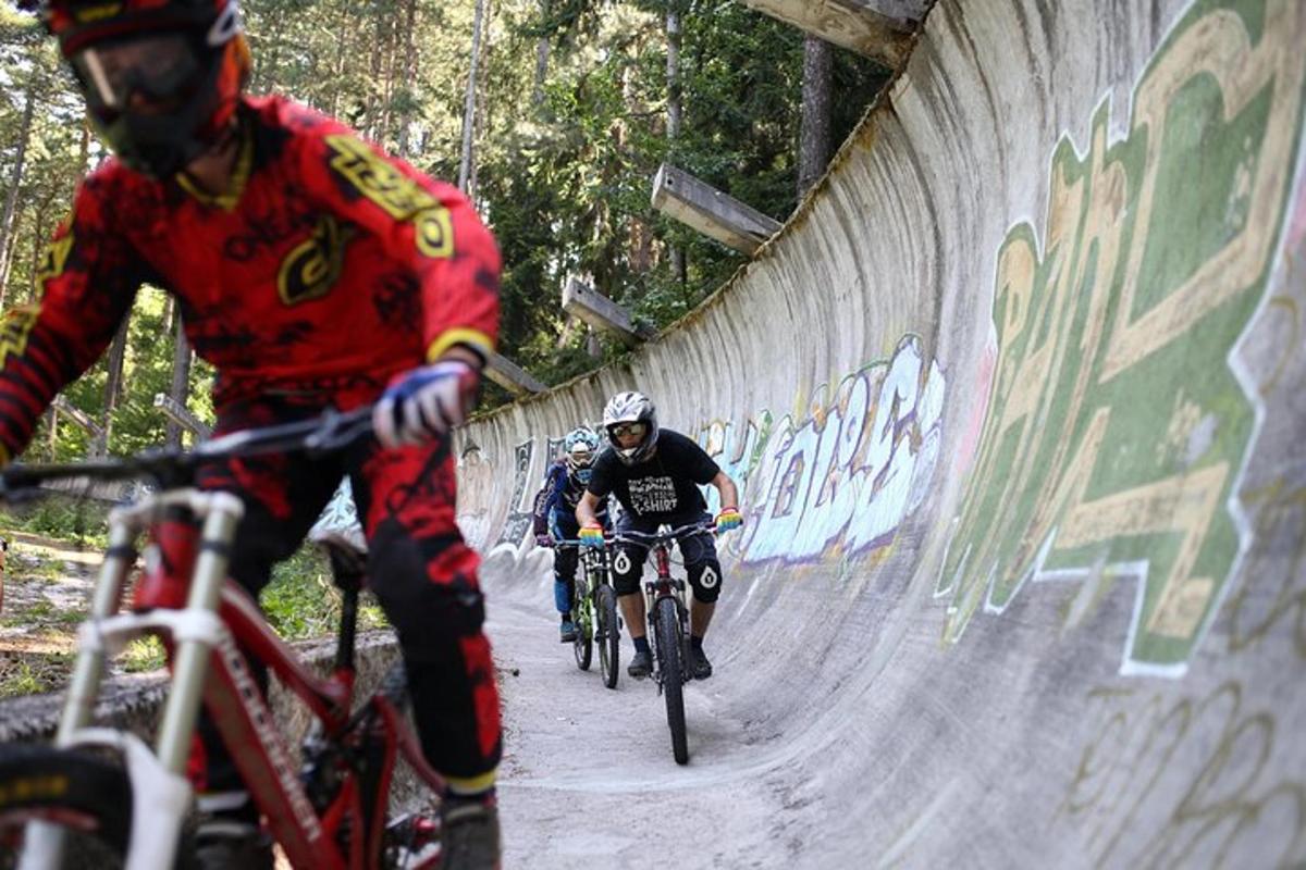 un groupe de personnes faisant du vélo dans un tunnel