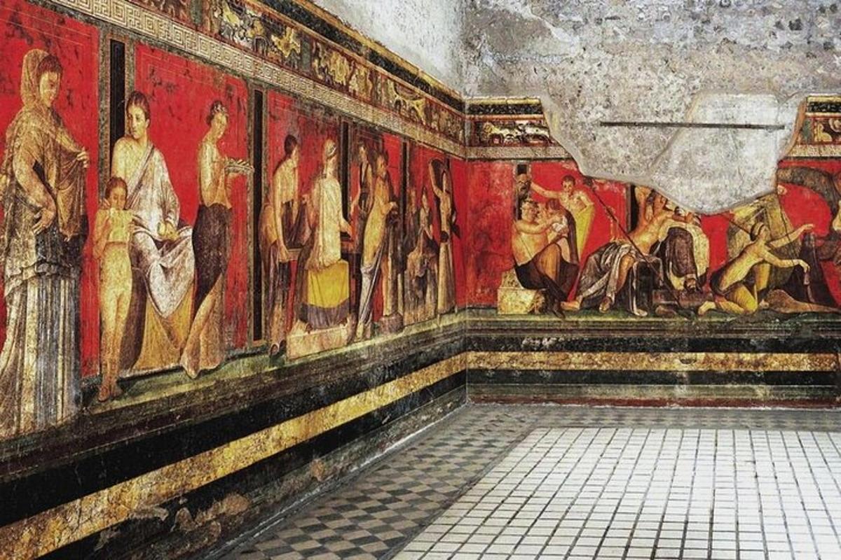 una stanza con dipinti sulle pareti di un edificio