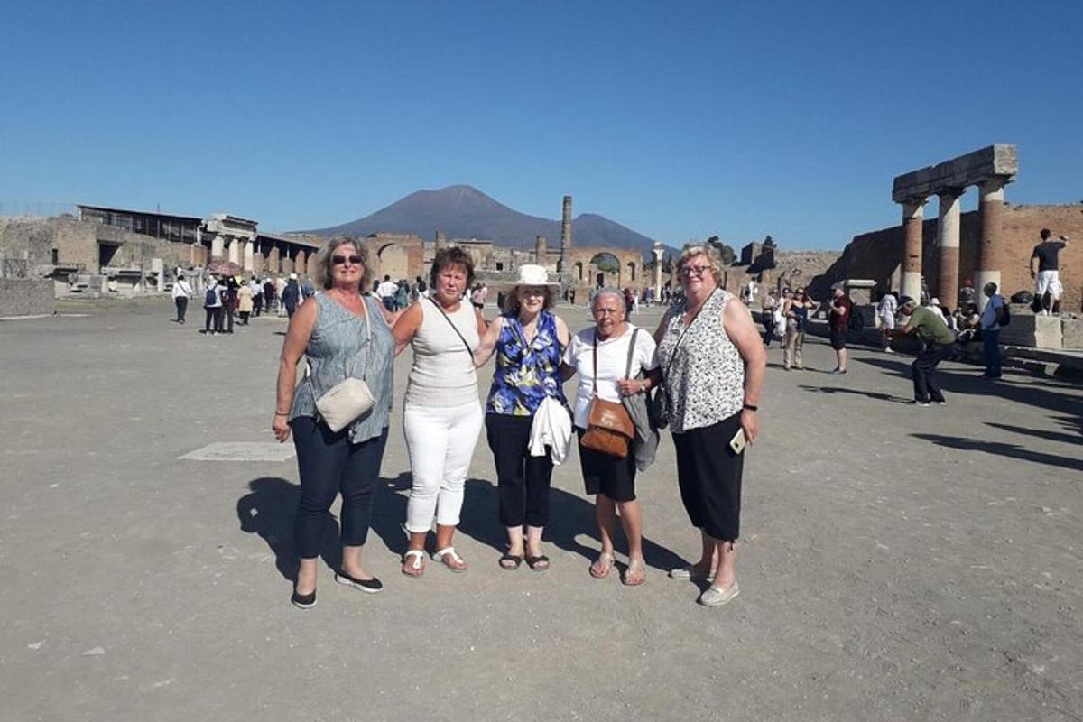 un gruppo di donne in piedi in un parcheggio