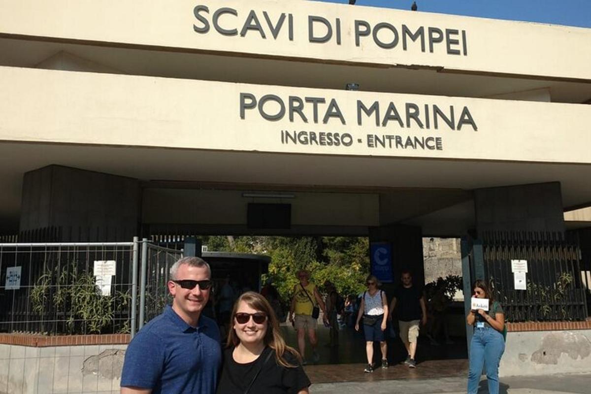 un uomo e una donna in piedi davanti a un edificio