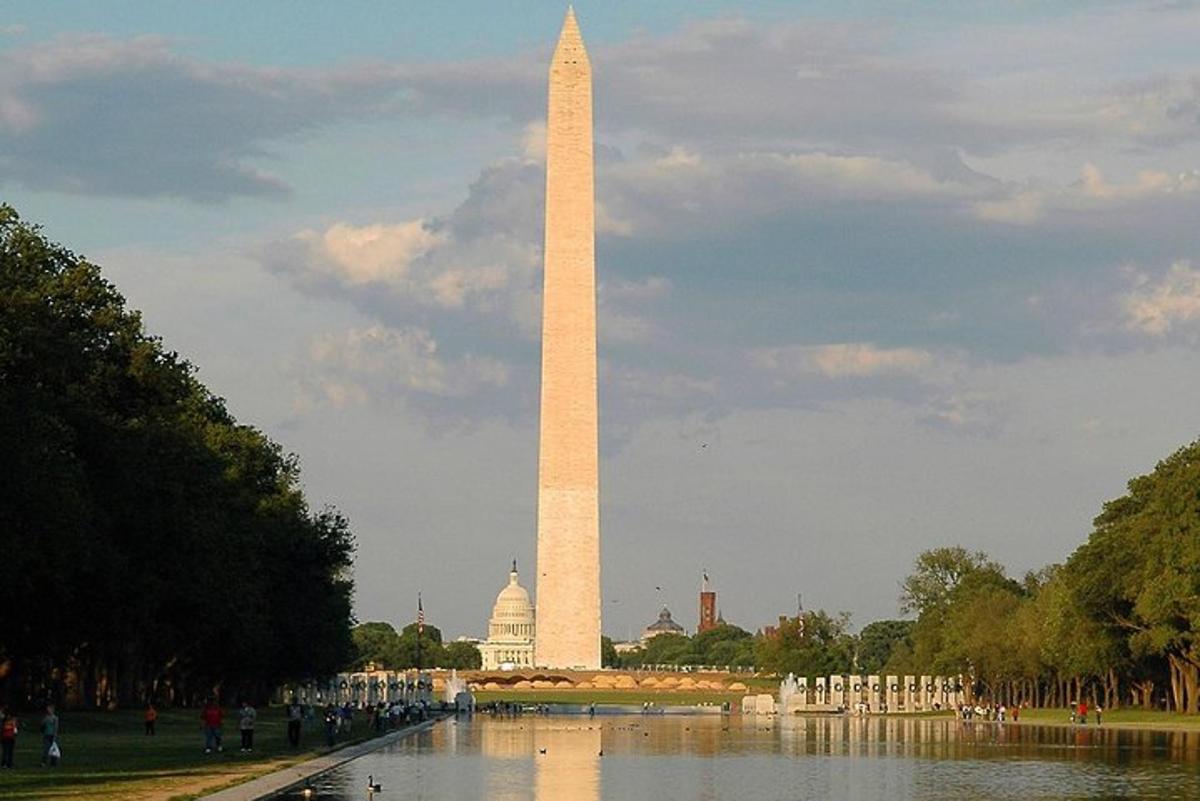 um monumento de Washington com um lago na frente
