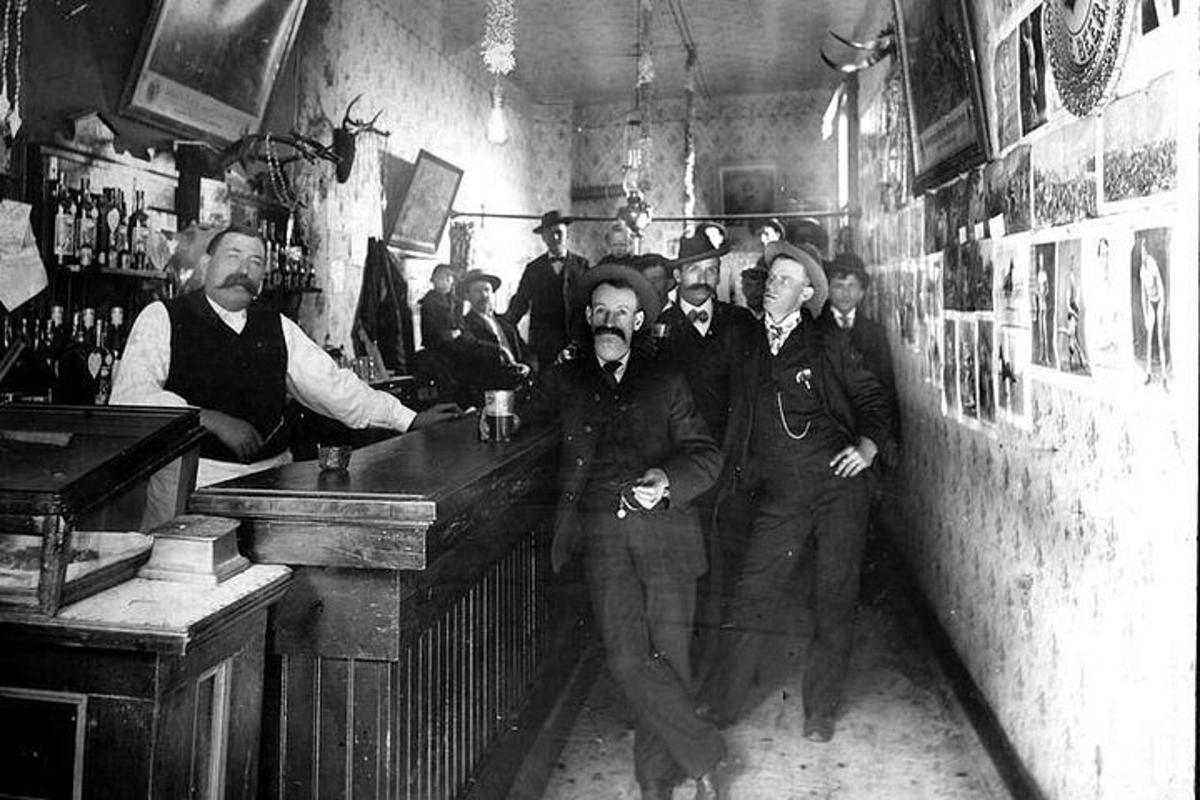 um grupo de homens sentados em um bar