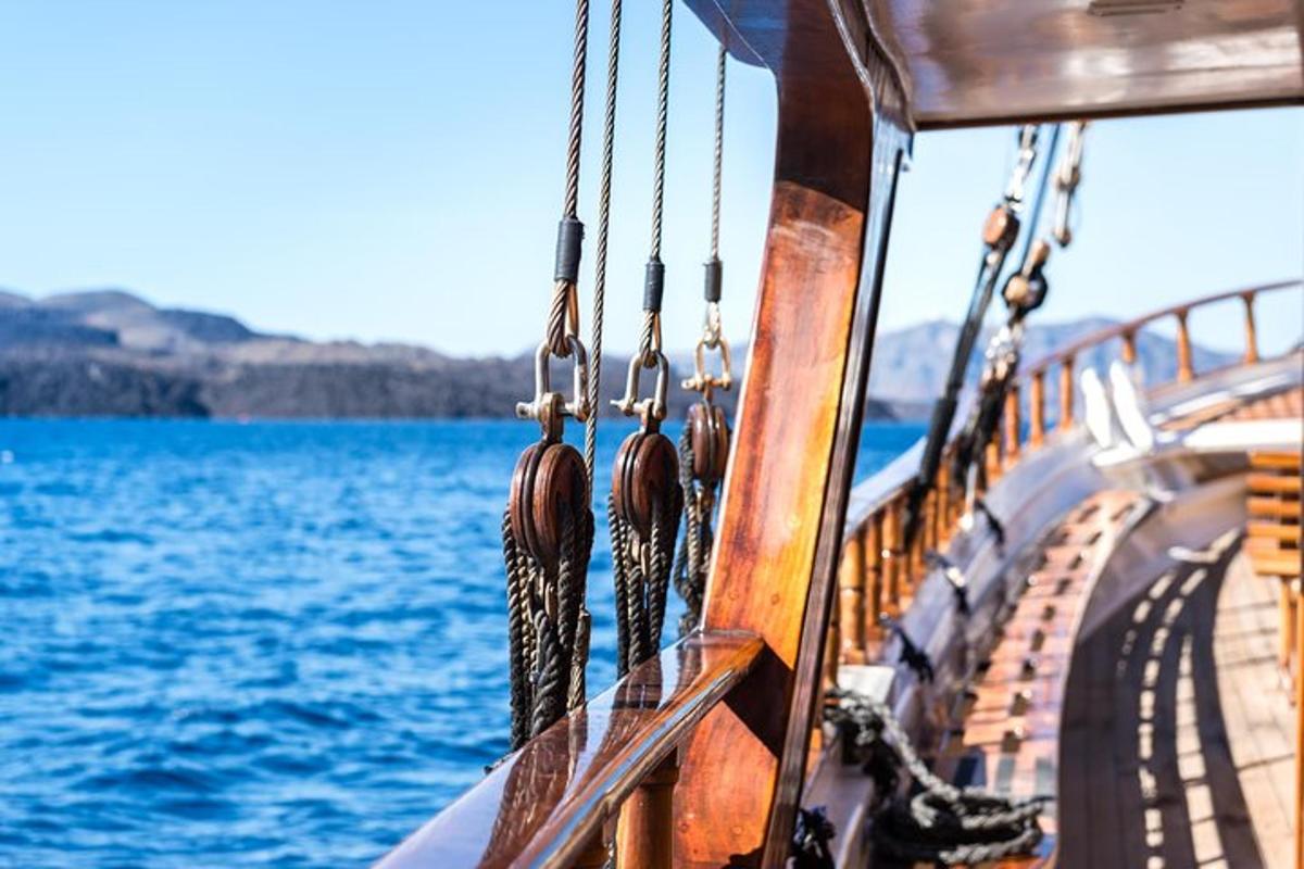 una barca con utensili sul lato dell'acqua