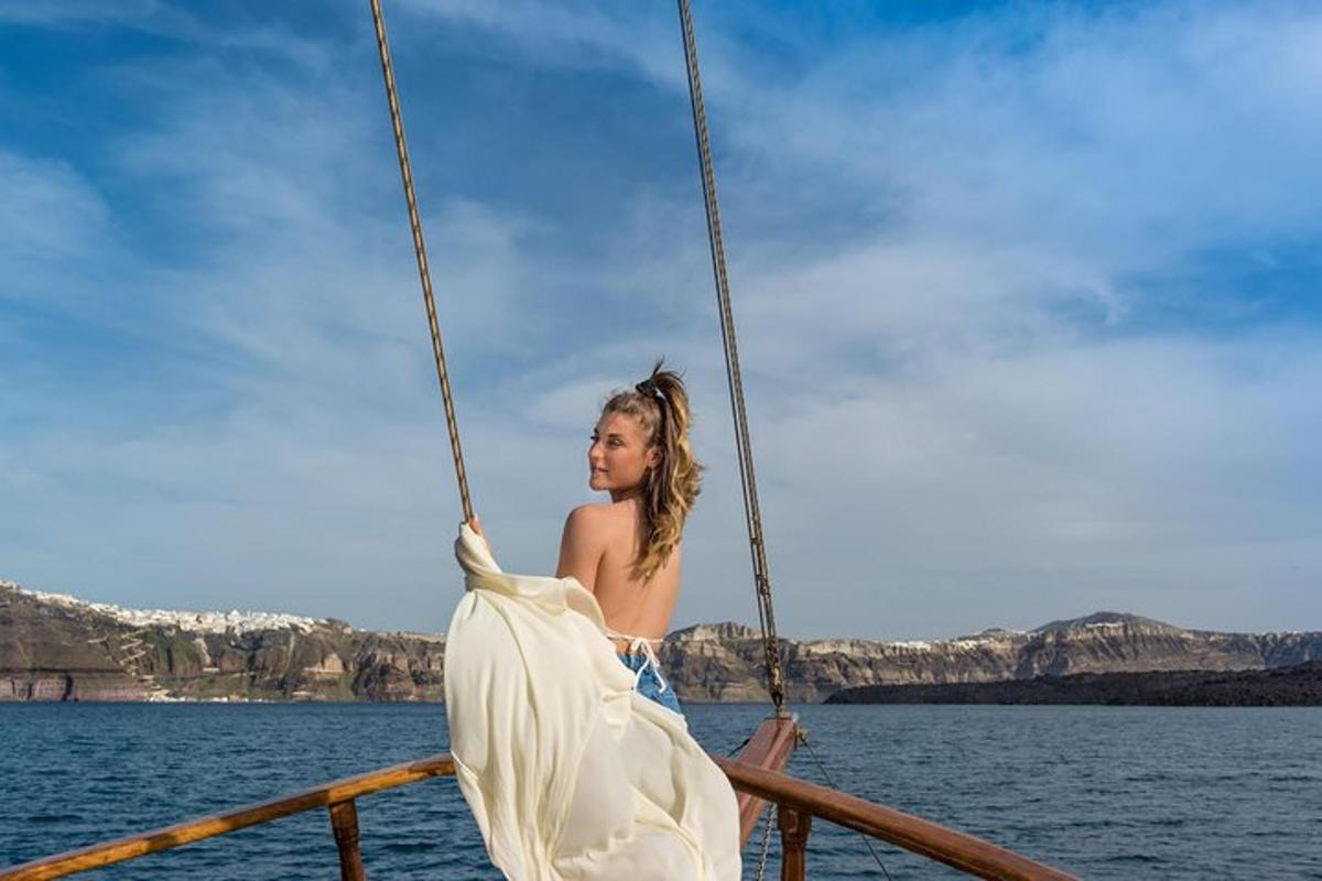 una donna seduta su una barca in acqua