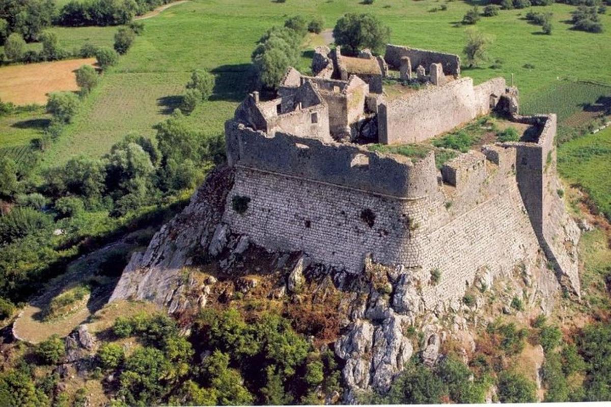 letecký pohled na hrad na útesu