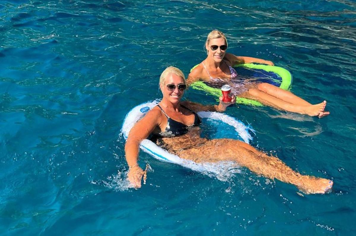 две жене у води на сплаву у води