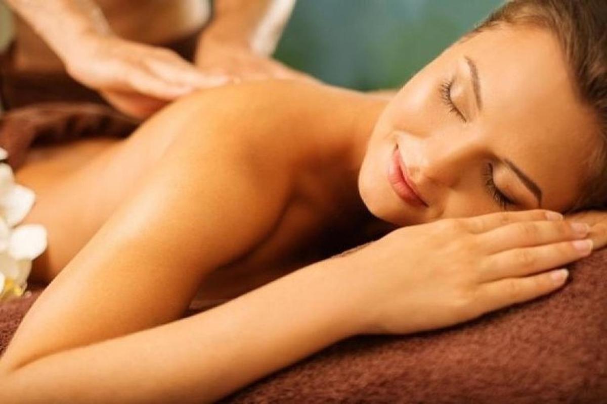 una donna che riceve un massaggio in una spa