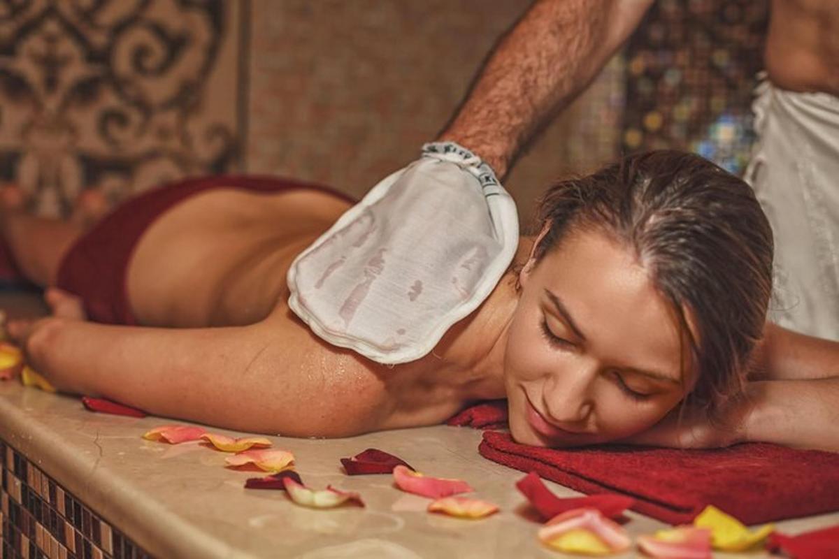 Una mujer bañándose en una bañera