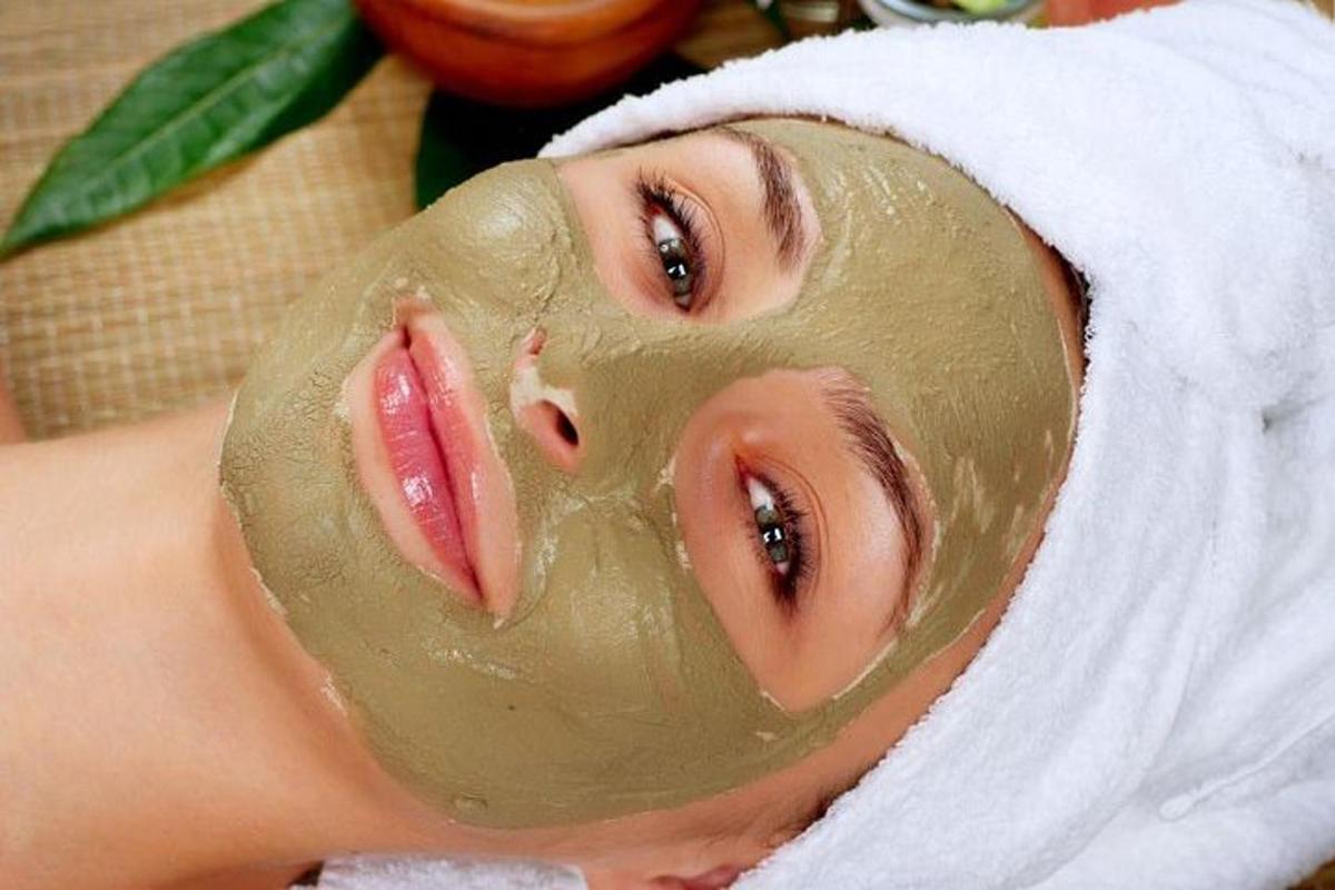 Una mujer con una mascarilla de spa en la cara.