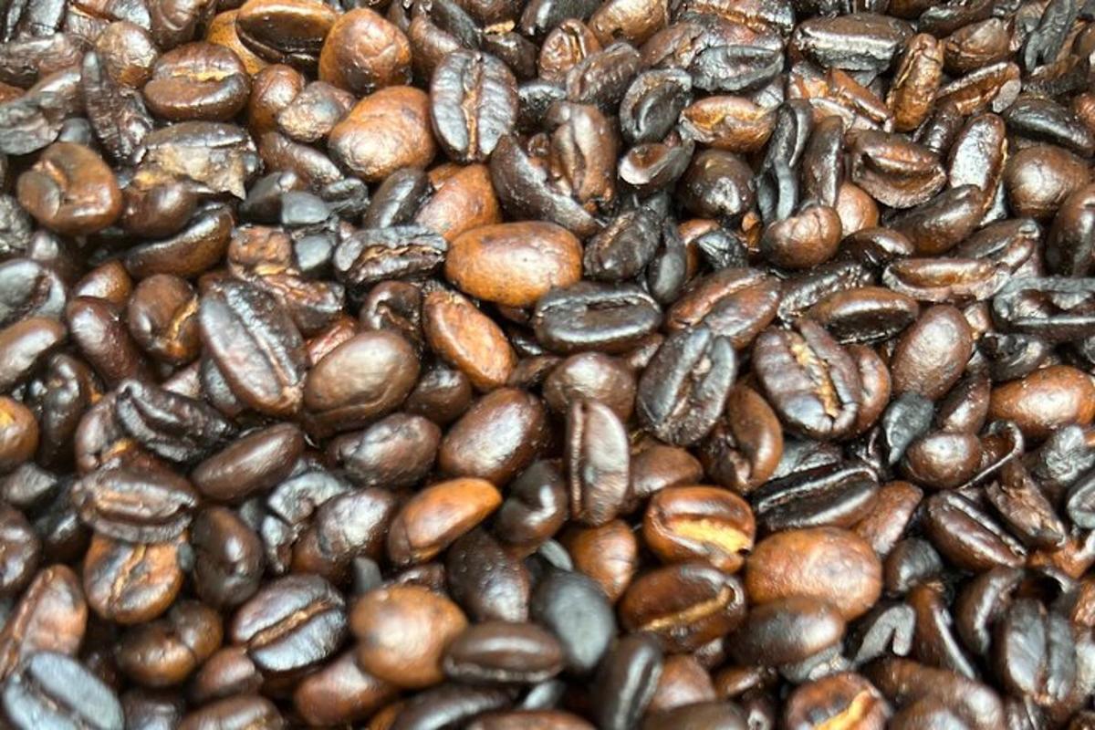 un mucchio di diversi tipi di chicchi di caffè
