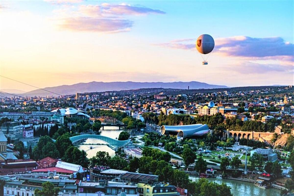un globo aerostático volando sobre una ciudad