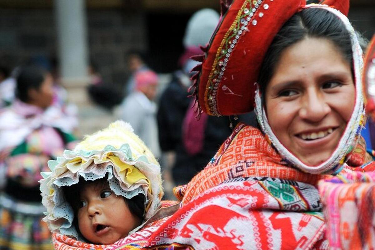 una donna che tiene un bambino tra le braccia
