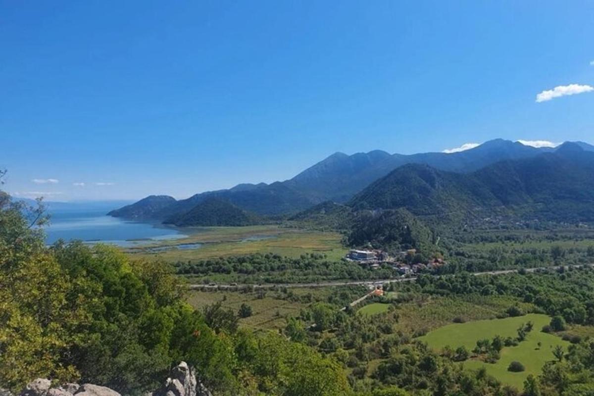 pemandangan lembah dengan danau dan pegunungan