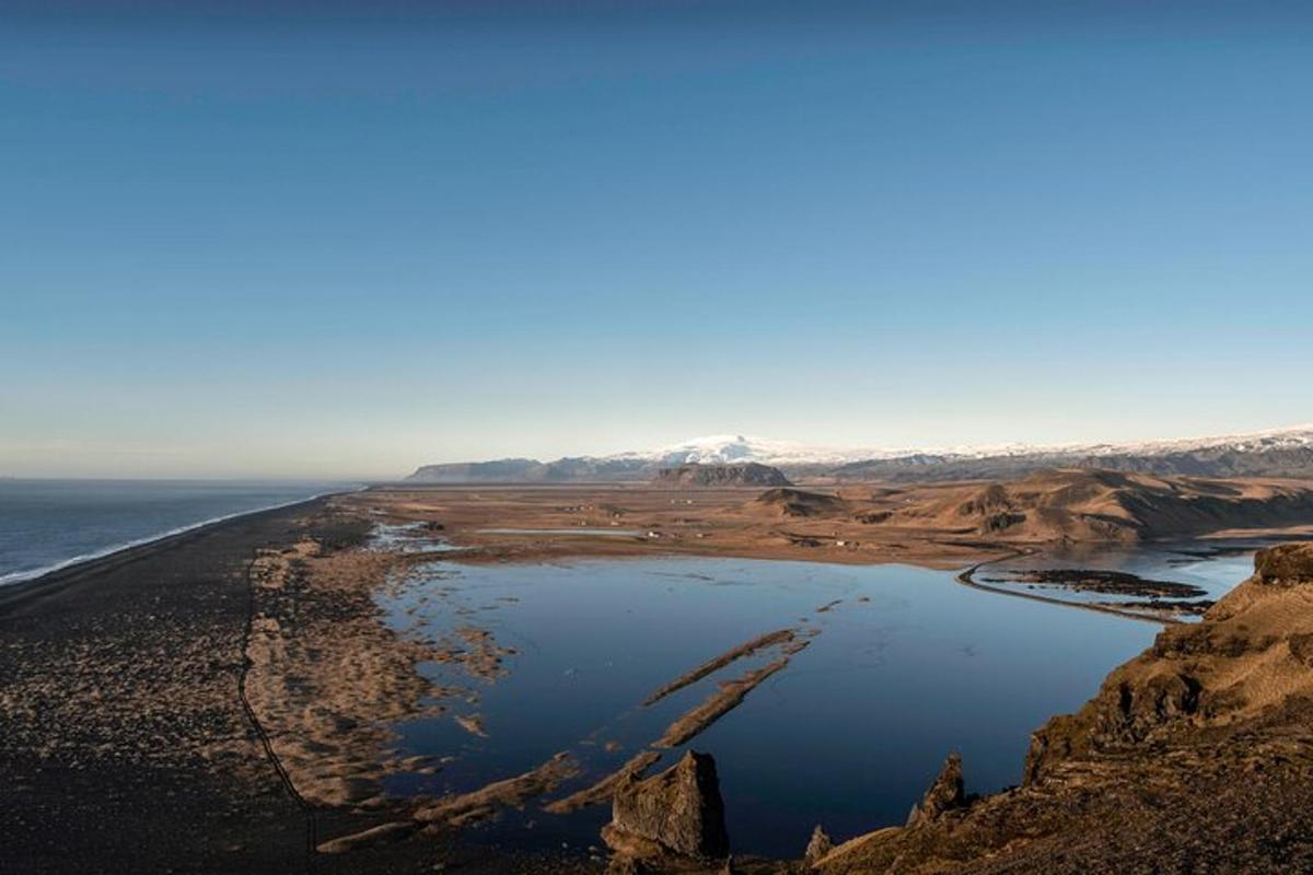 una vista aérea de un cuerpo de agua junto al océano