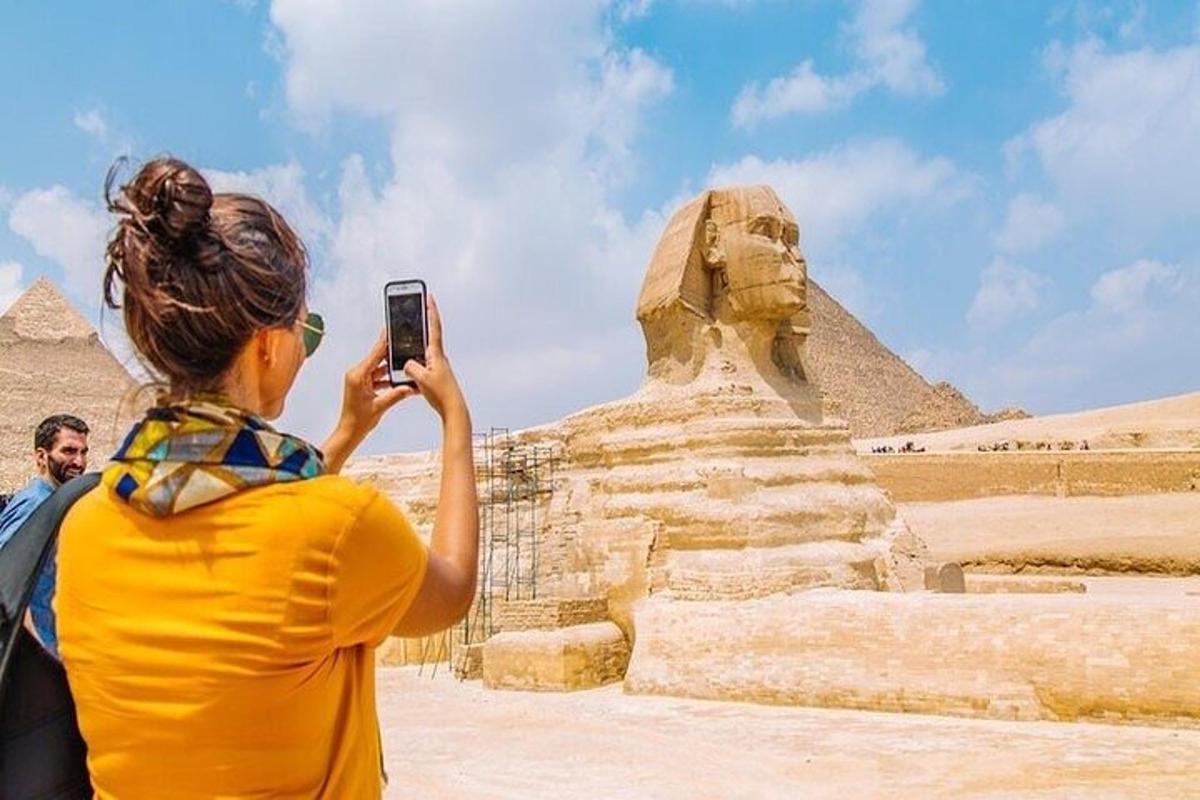 žena fotící pyramidy