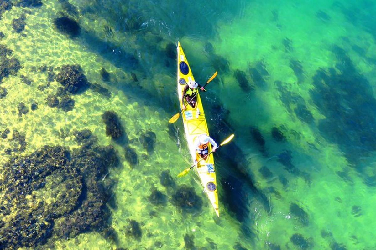 dua orang dalam kayak kuning di dalam air