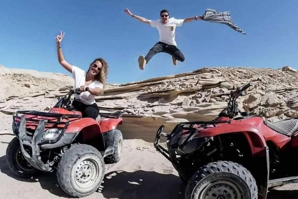 seorang lelaki dan seorang wanita melompat ke udara di atas atv