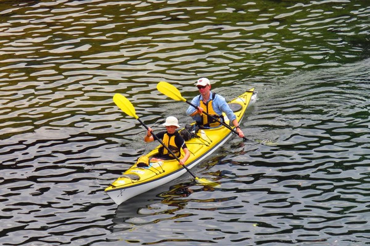 due persone su un kayak giallo sull'acqua