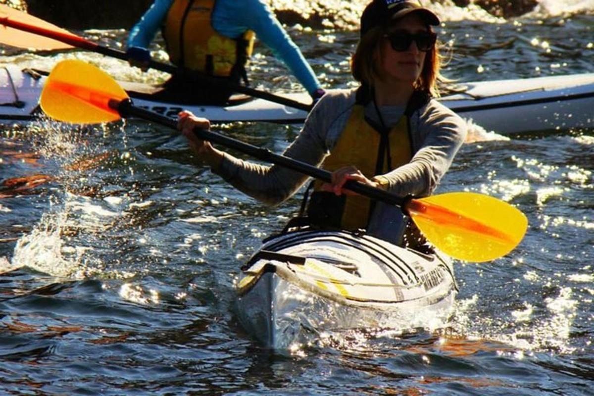 isang babae ang nasa isang kayak sa tubig