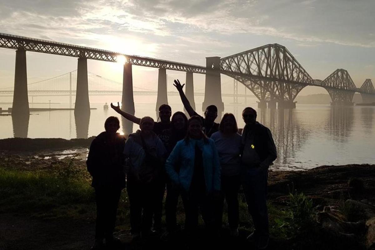 um grupo de pessoas em pé em frente a uma ponte
