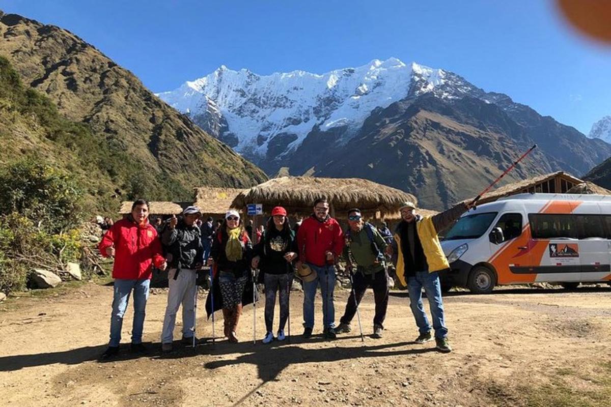 Un grupo de personas de pie frente a una montaña