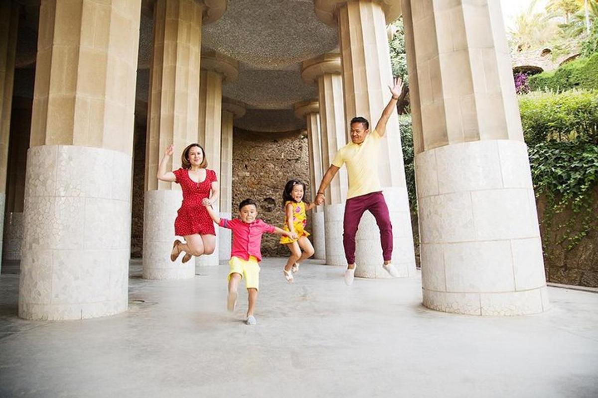 una famiglia che salta tra le colonne di un edificio