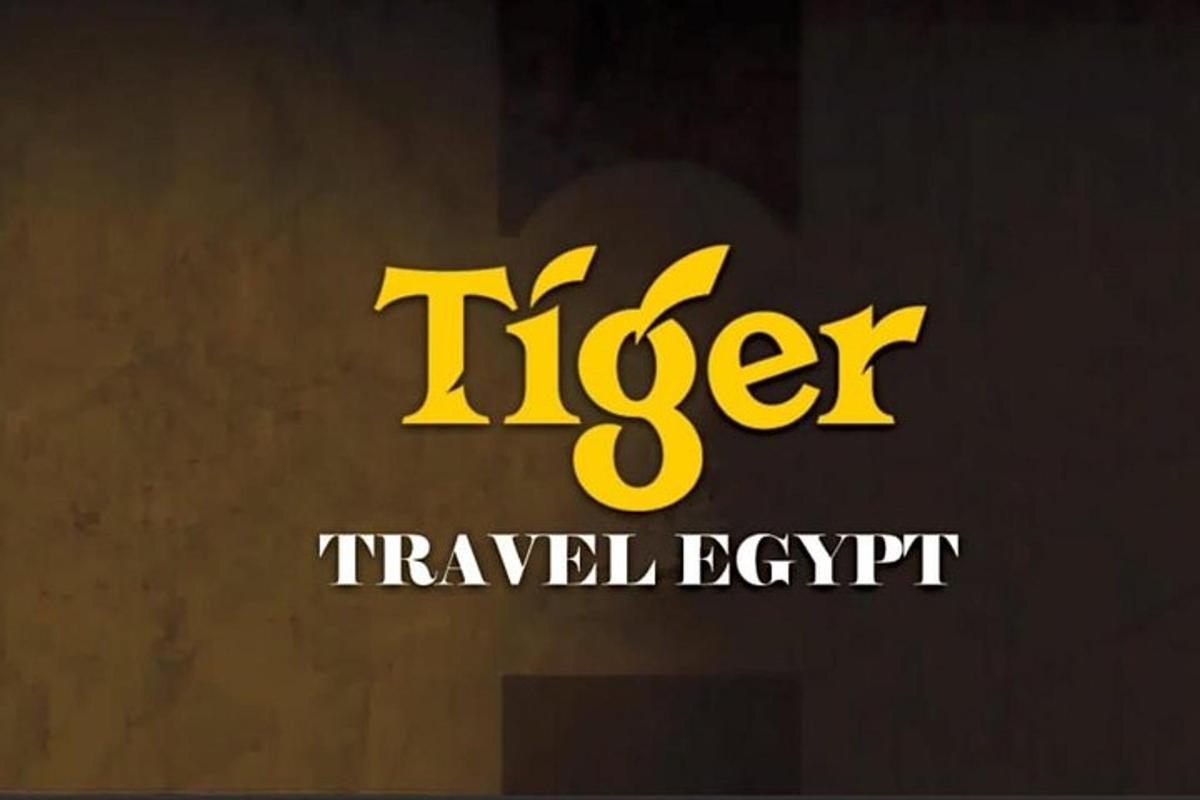 ein gelbes Schild mit der Aufschrift „Tiger Travel Egypt“