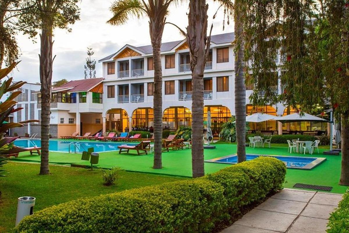 hotel s bazénem a palmami