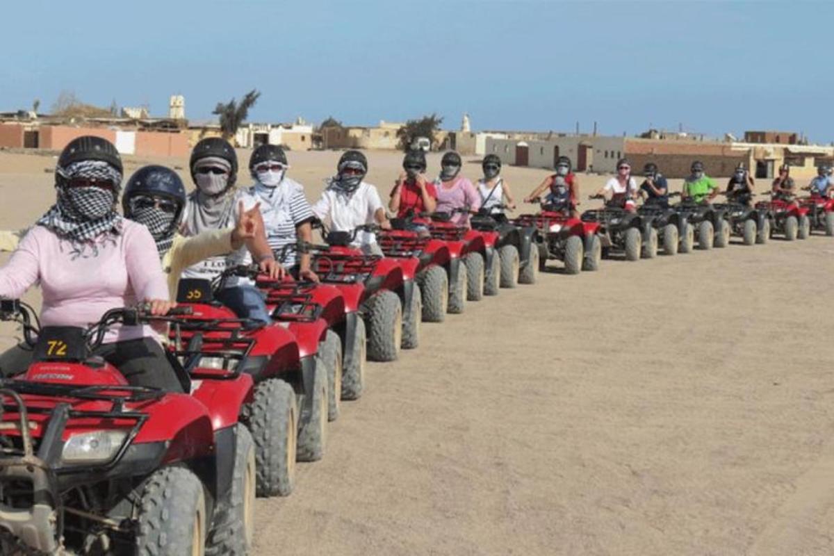 egy csoport ember ATV-ken a sivatagban