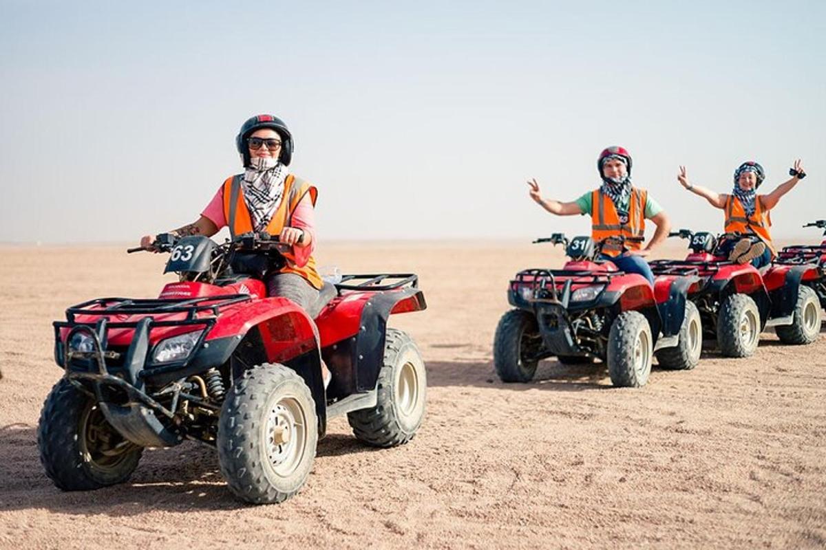 egy csoport ember ATV-zik a sivatagban