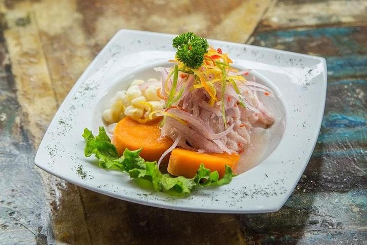 một đĩa thức ăn có thịt và rau trên bàn