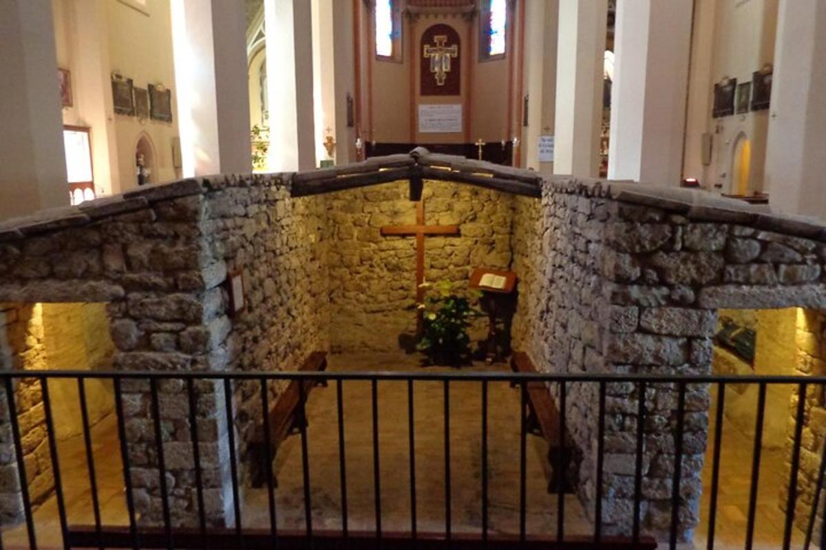 pogled na crkvu s križem u njoj