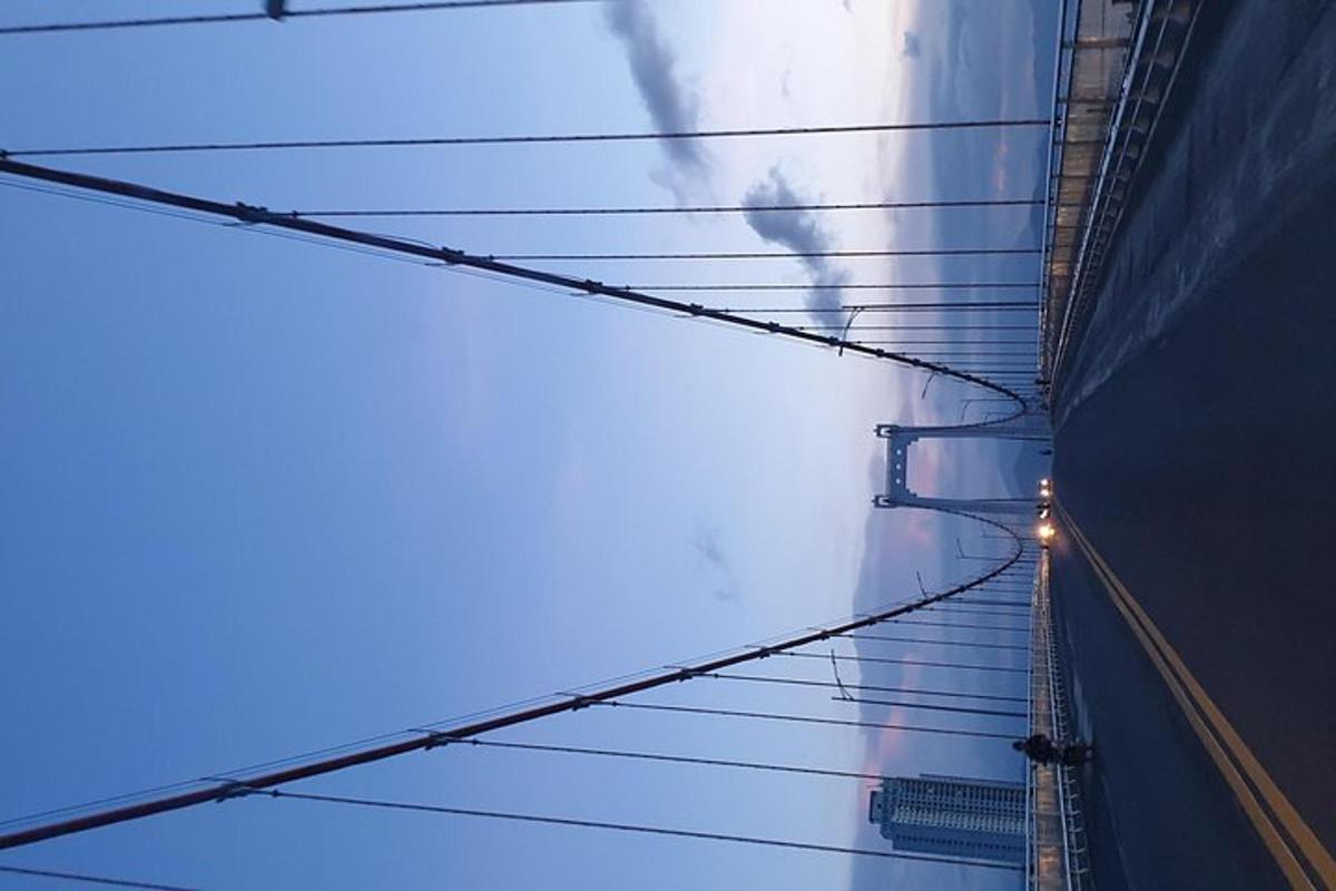 Una vista desde el costado de un edificio mirando hacia el cielo.