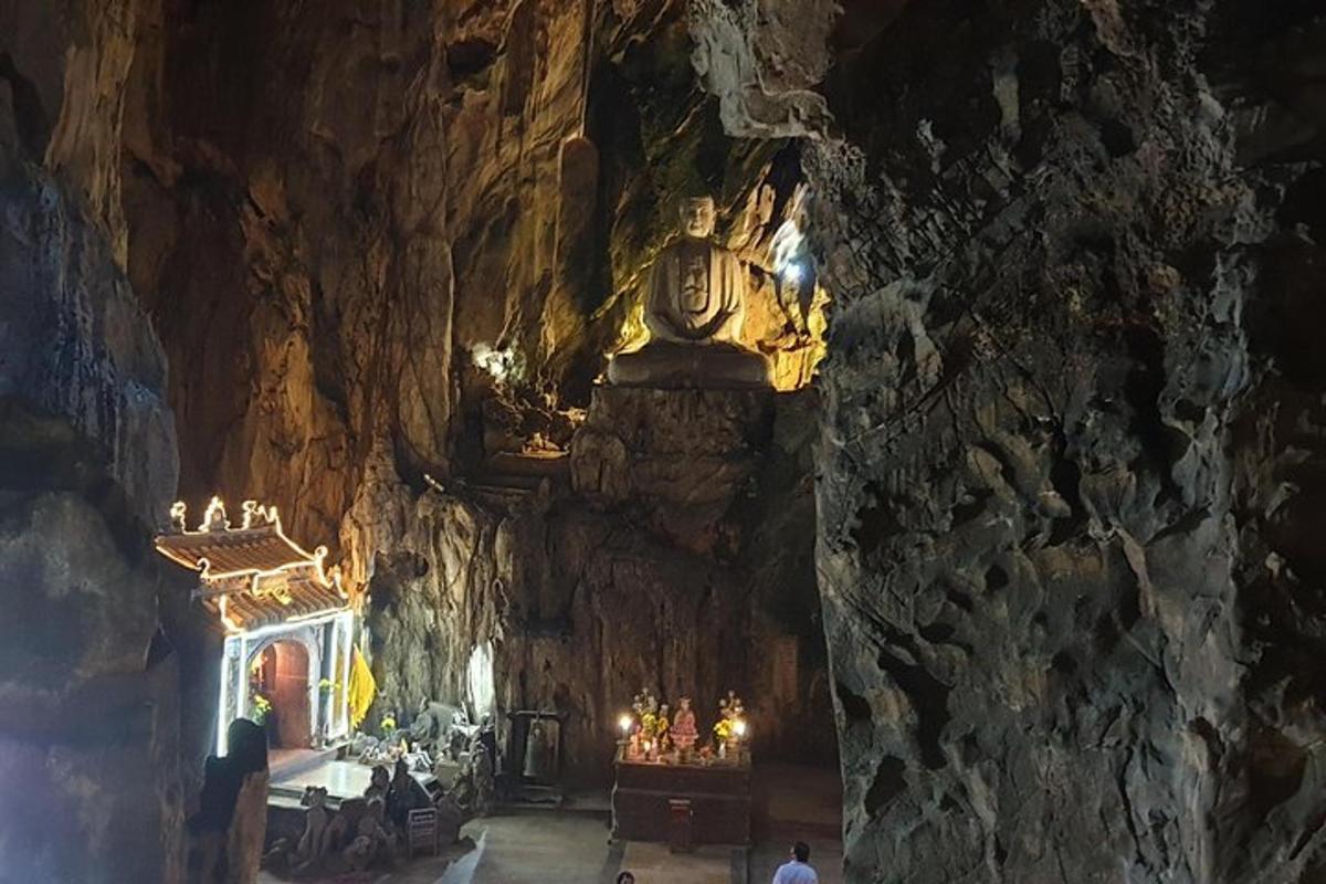 una iglesia en una cueva con un muro de piedra