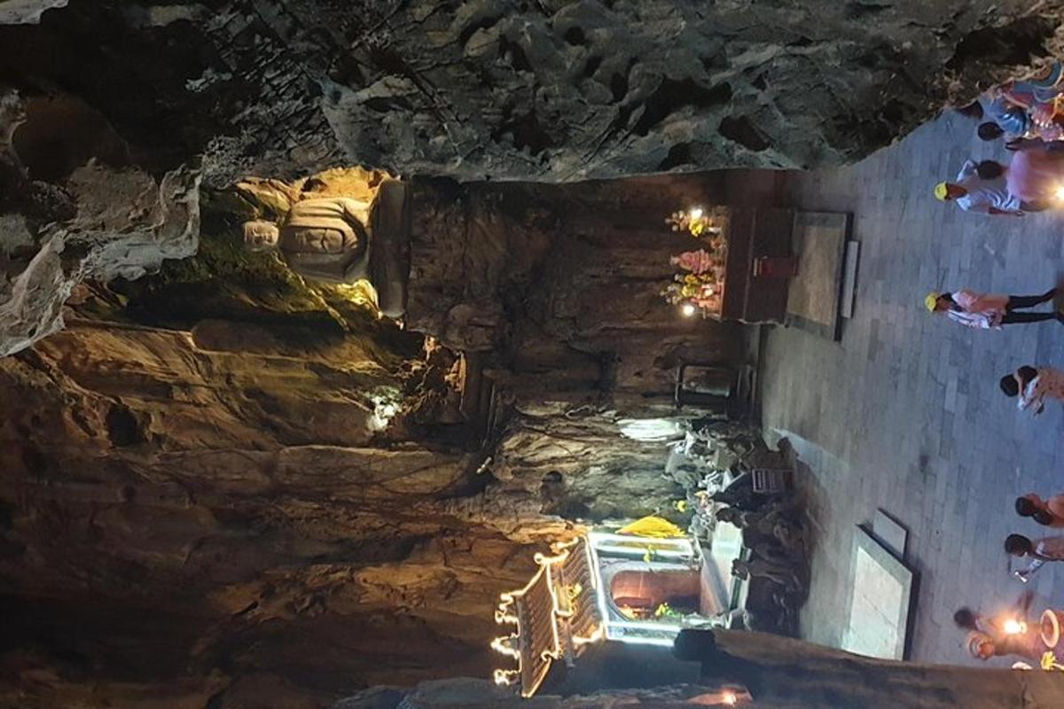 Una vista aérea de una habitación en una cueva.