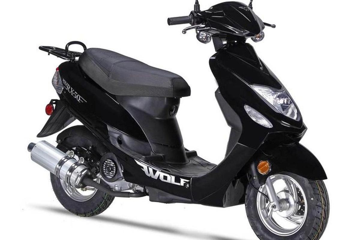 uno scooter nero parcheggiato su uno sfondo bianco