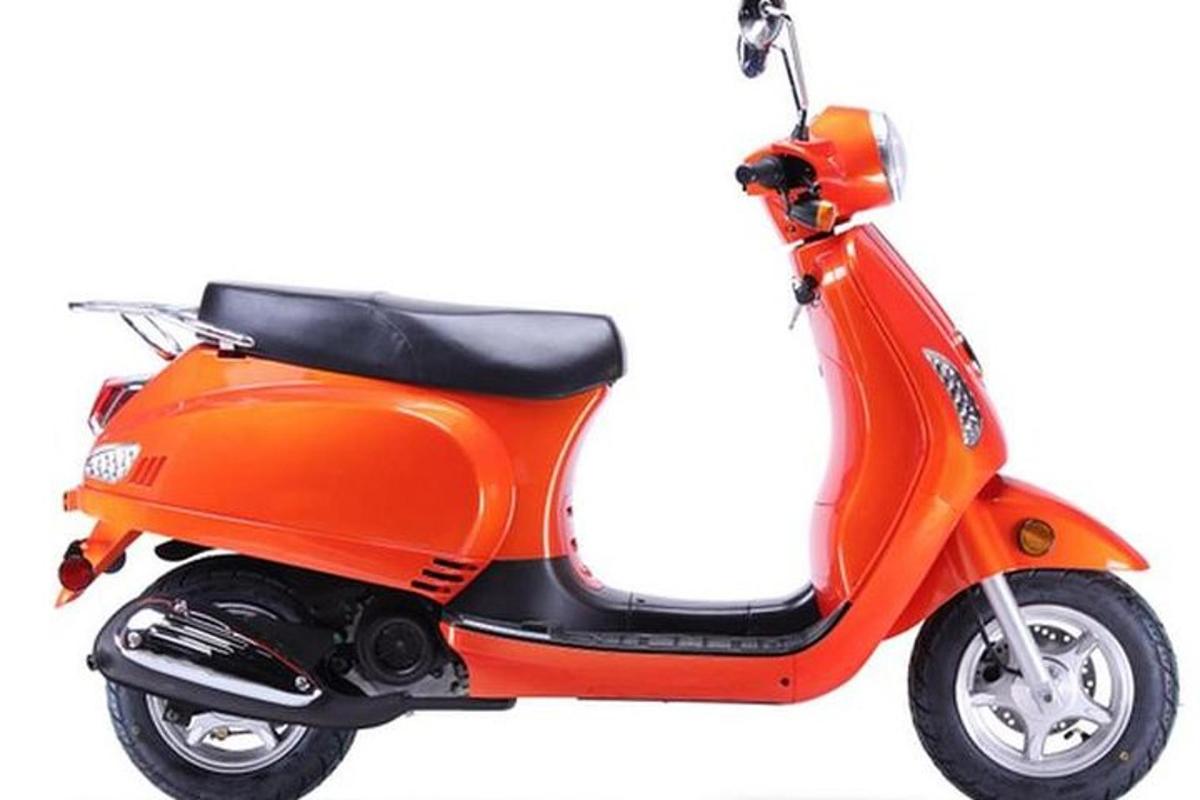 oranžs skrejritenis, novietots uz balta fona