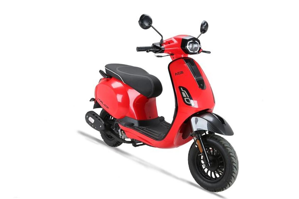 Un scooter rojo estacionado sobre un fondo blanco