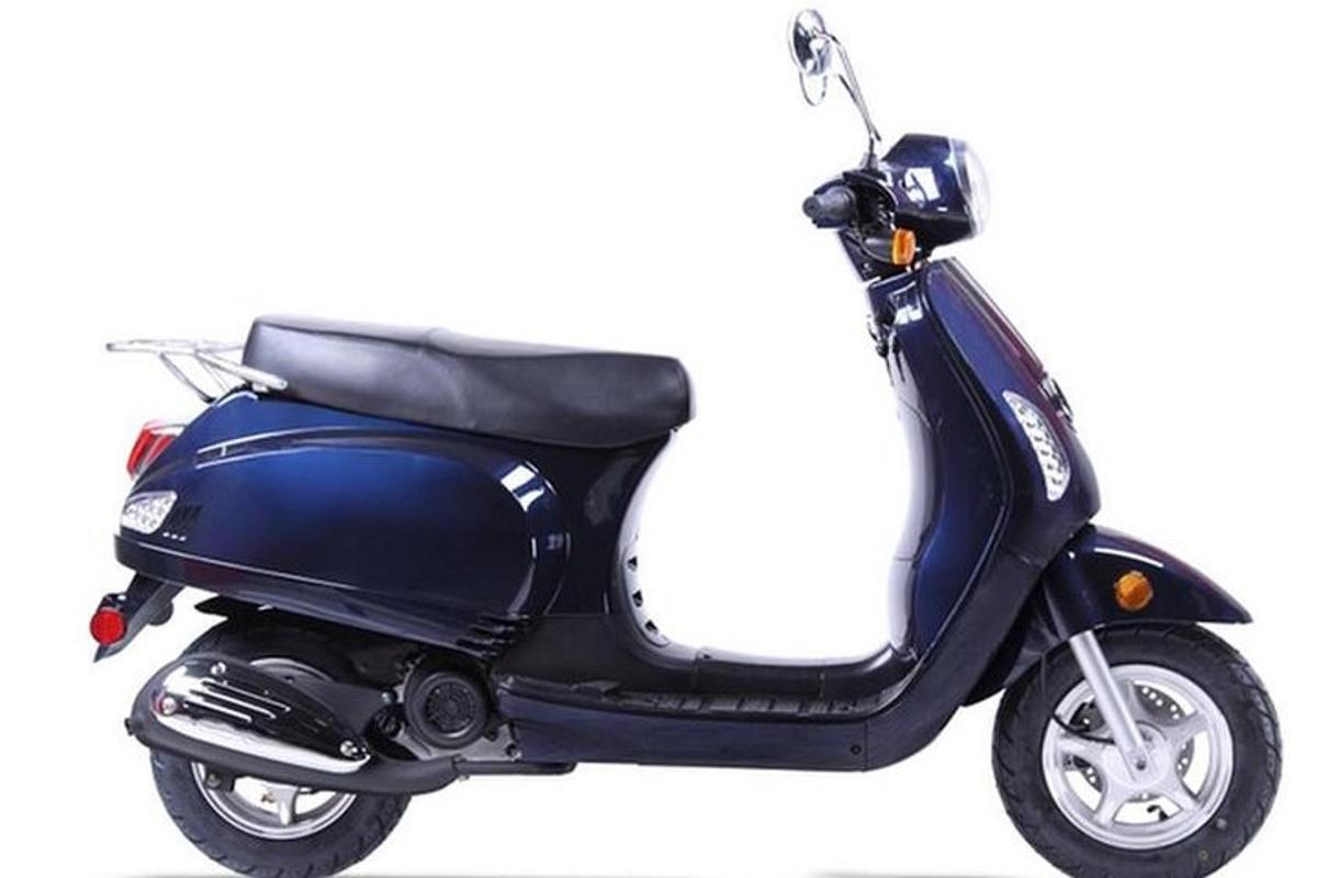 Un scooter azul estacionado sobre un fondo blanco