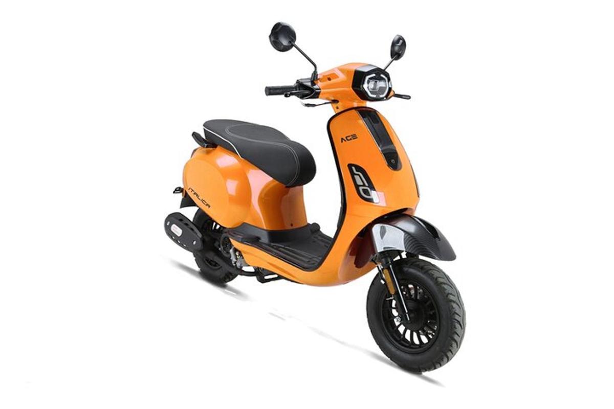 oranž tõukeratas pargitud valgele taustale