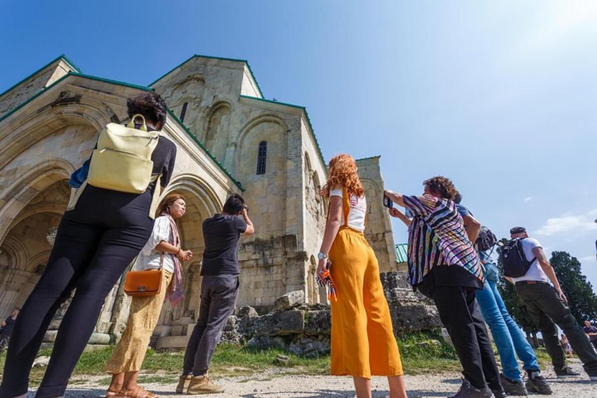 Un grupo de personas de pie frente a una iglesia.