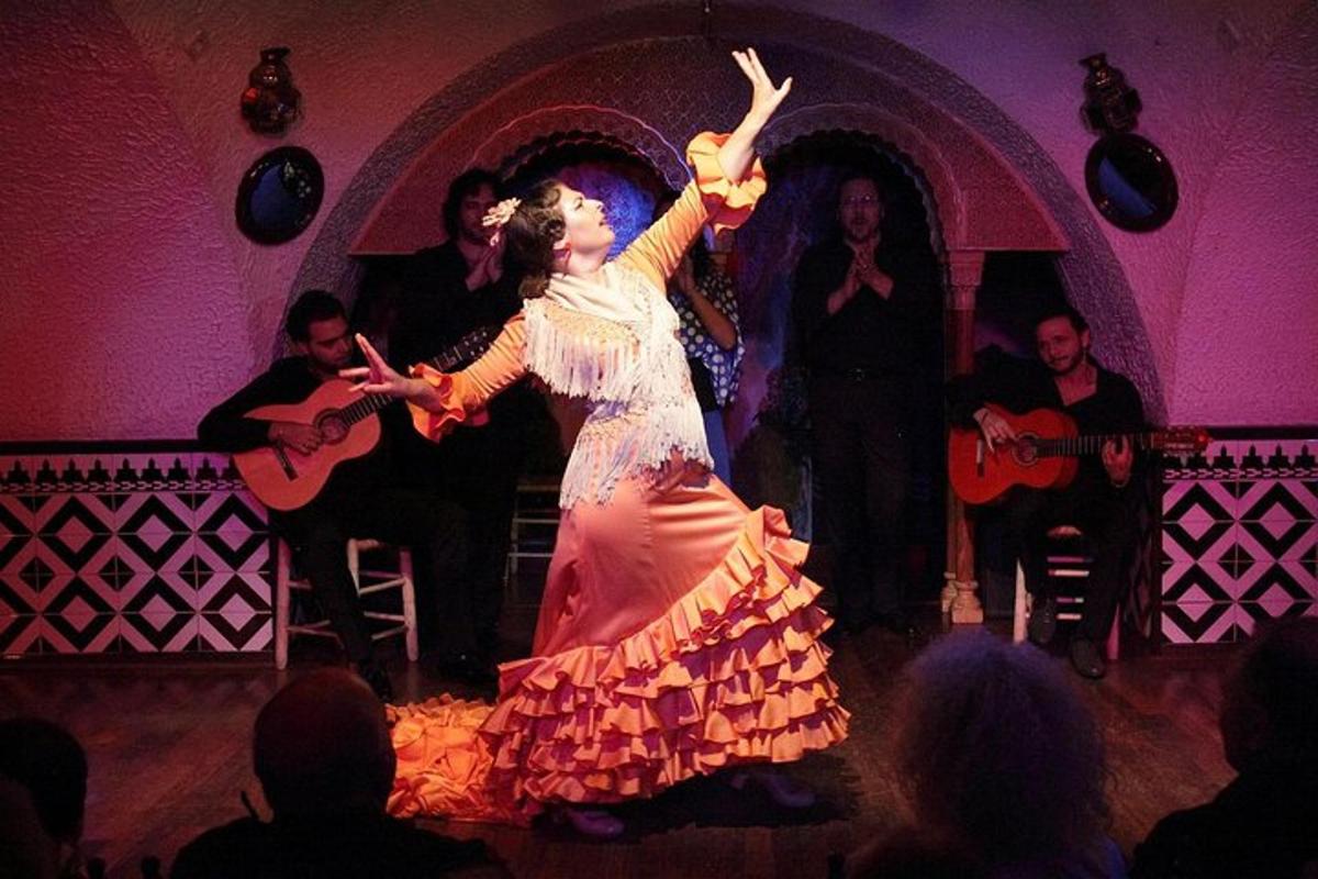 una donna in abito che balla su un palco