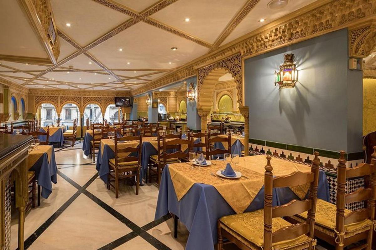 un ristorante con tavoli e sedie e un grande schermo