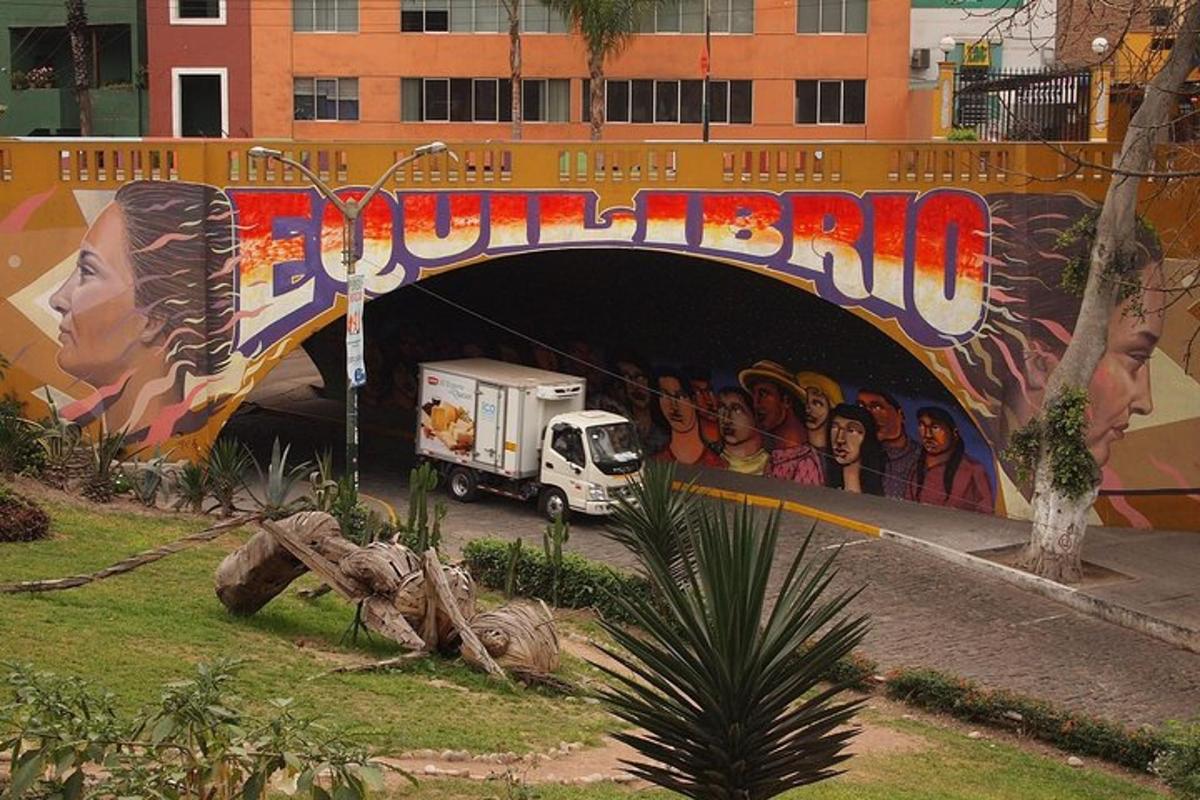 un camion che passa sotto un tunnel con un murale