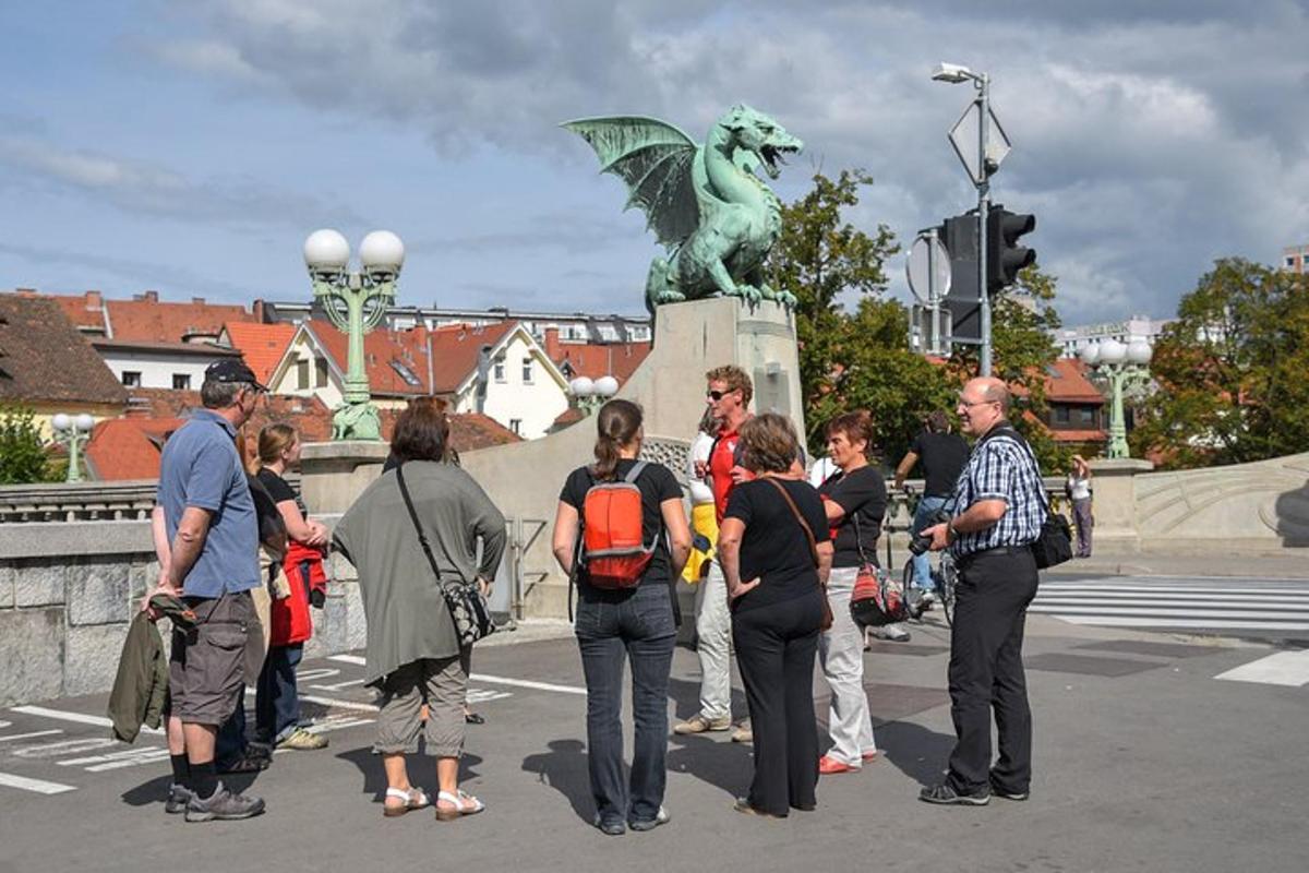 Un grupo de personas de pie frente a una estatua