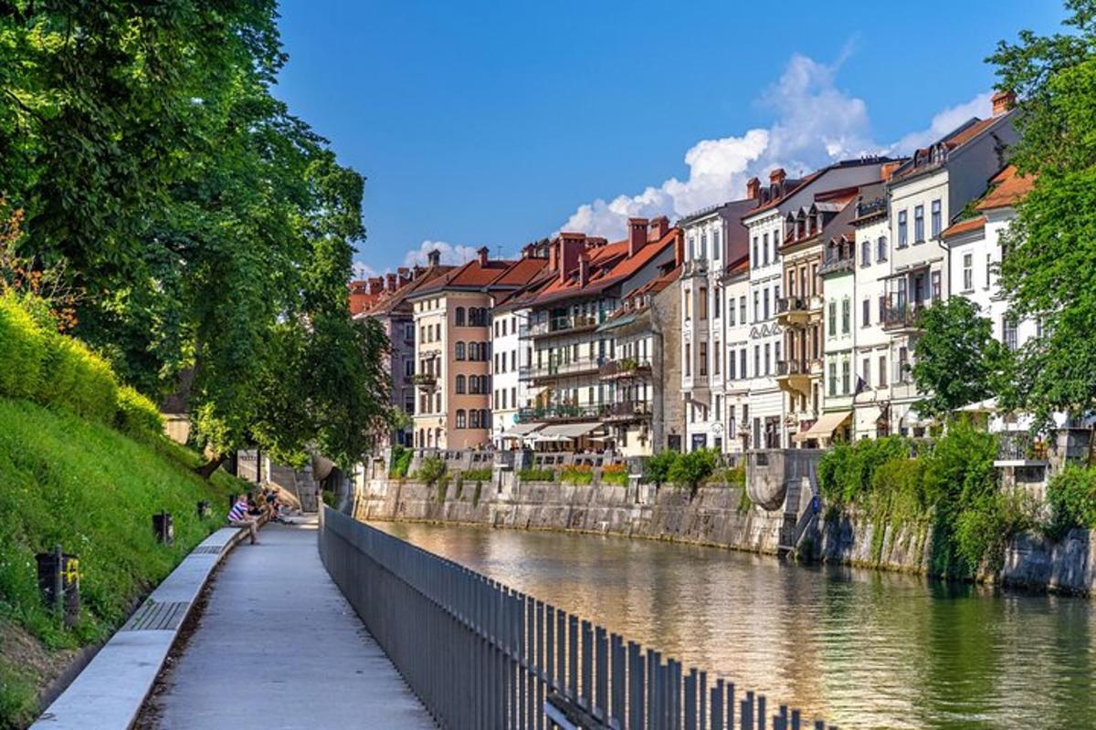 Un río con edificios y casas al lado de un canal.