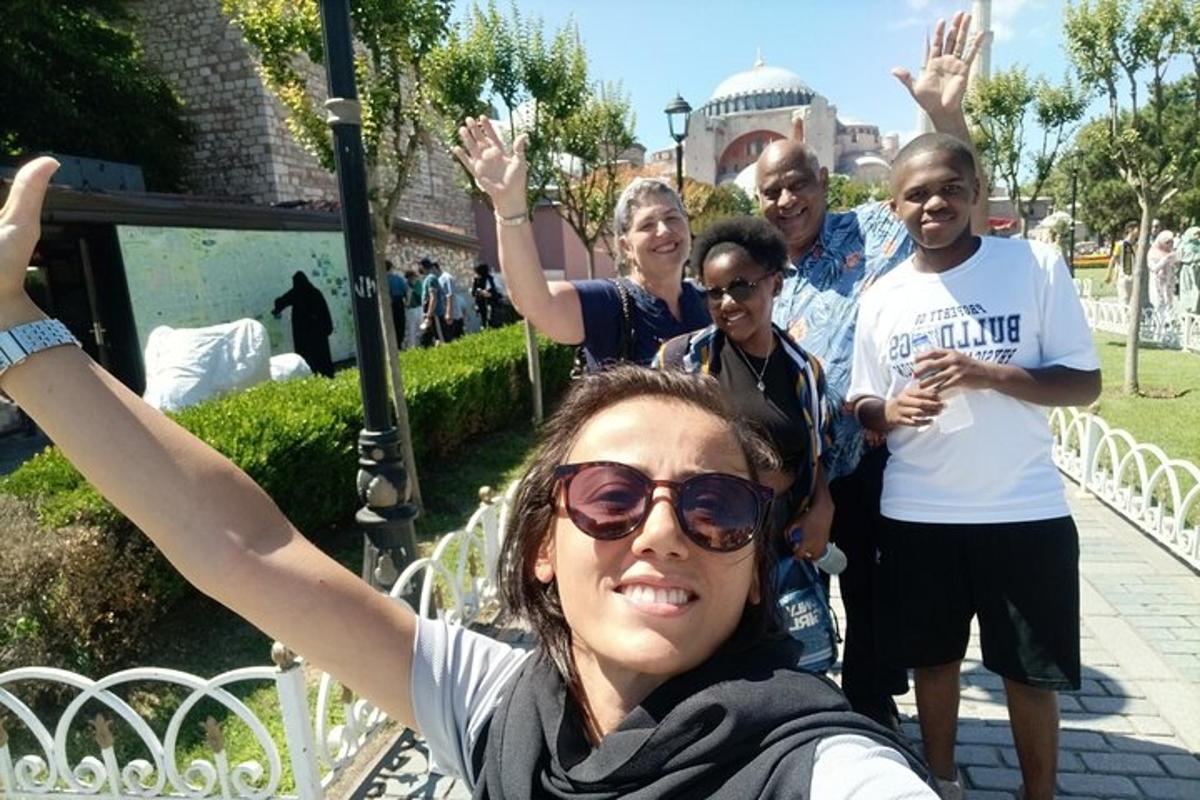 un groupe de personnes avec les mains en l'air