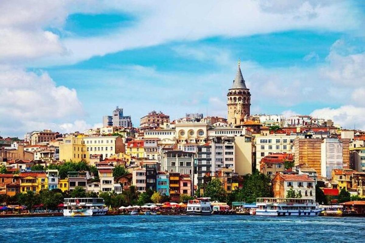 μια θέα της πόλης από το νερό